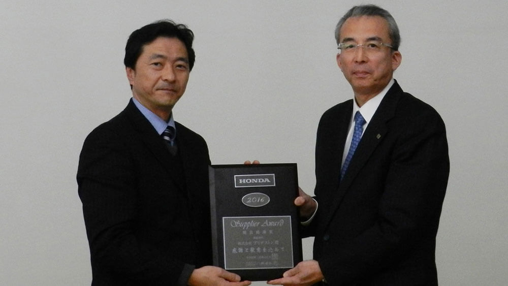 Accepting the Environmental Award from Honda Motor Co., Ltd.