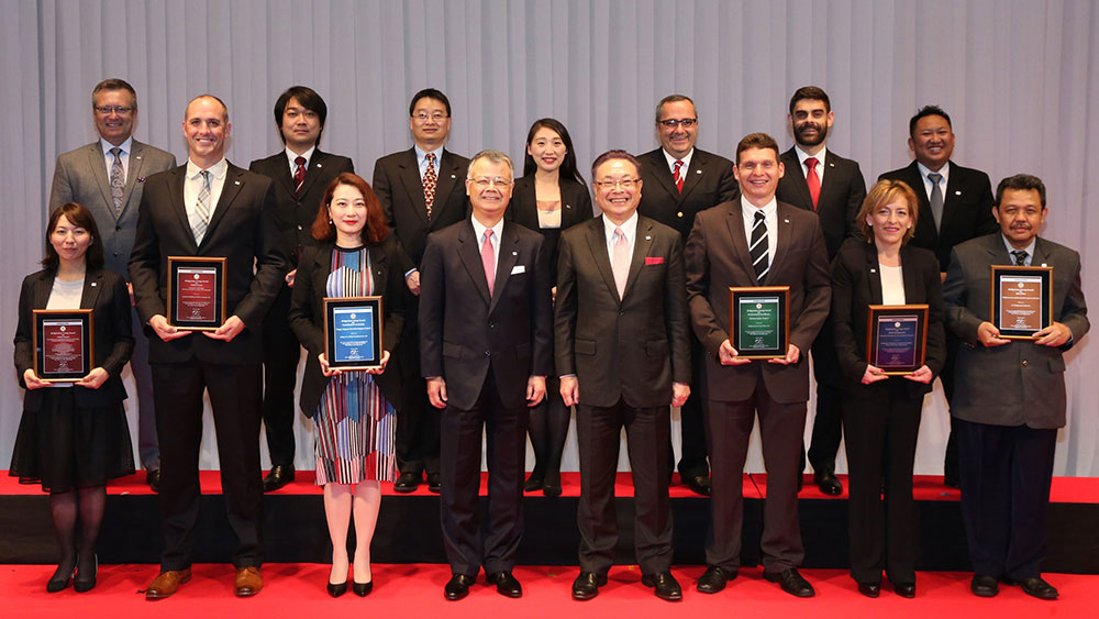 Bridgestone CEO and COO with the winners of the Bridgestone Group Awards 2016