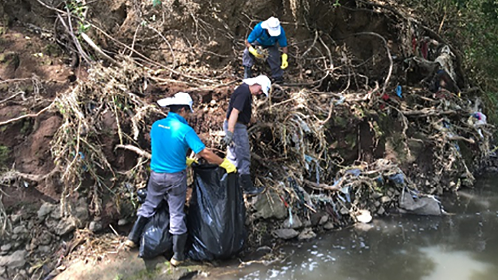 Bridgestone Costa Rica teammates at river clean-up for Earth Day