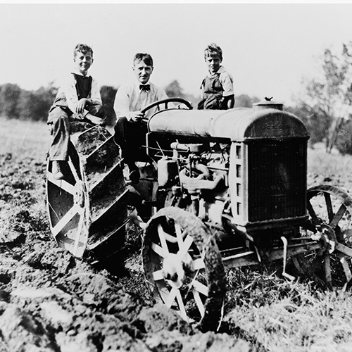 Niños en un tractor