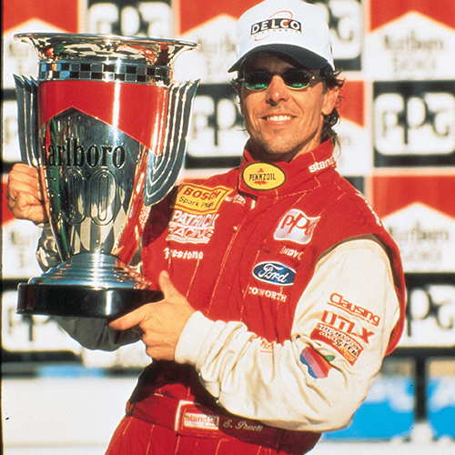 Scott Pruett sostiene el trofeo Michigan 500