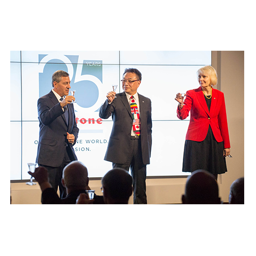 Cena de celebración del 25.° aniversario con el director ejecutivo de Bridgestone Americas, Gary Garfield; el director ejecutivo de Bridgestone Corp., Masaaki Tsuya; y la directora administrativa y de Ingresos de Bridgestone Americas, Christine Karbowiak