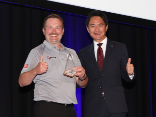 Bridgestone’s Yasuhiro Morita presents the Bridgestone E8 Commitment Award to the team manager of ASCEND solar car team.