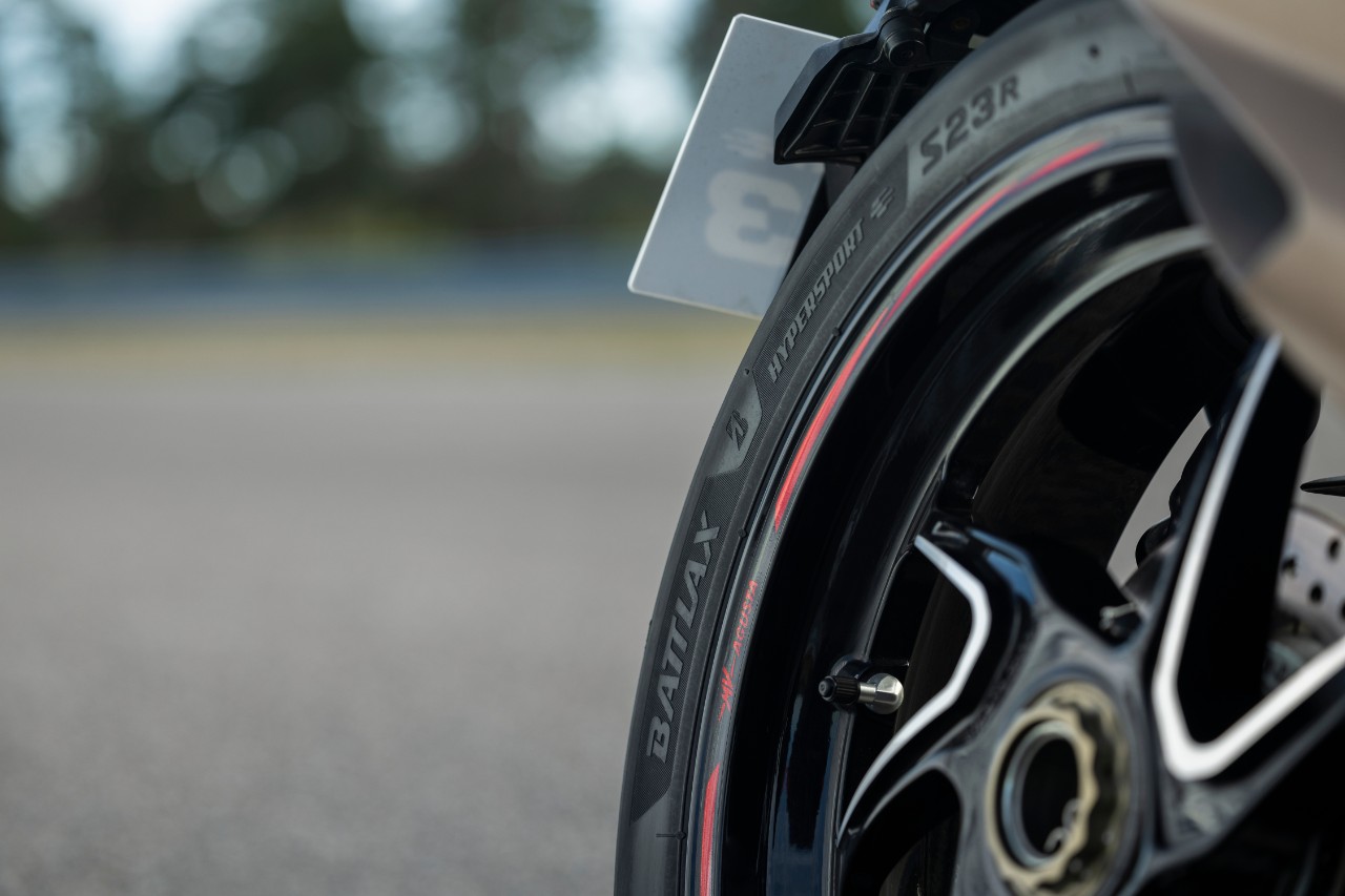 Close-up of BATTLAX HYPERSPORT S23