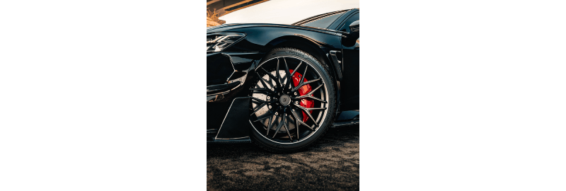 Auto usando llantas Bridgestone