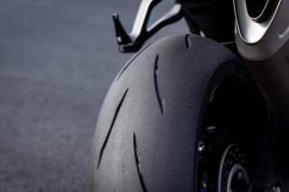 The Newly Designed Tread Pattern of the Bridgestone BATTLAX RACING STREET RS12 Premium Sports Motorcycle Tire