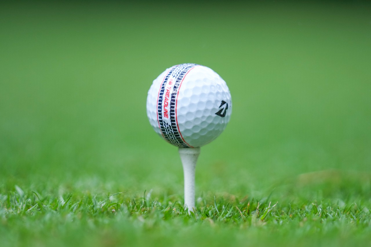 The Bridgestone Golf e6 golf ball features a 360-degree graphic inspired by the tread pattern of the Bridgestone Dueler A/T Ascent tire.