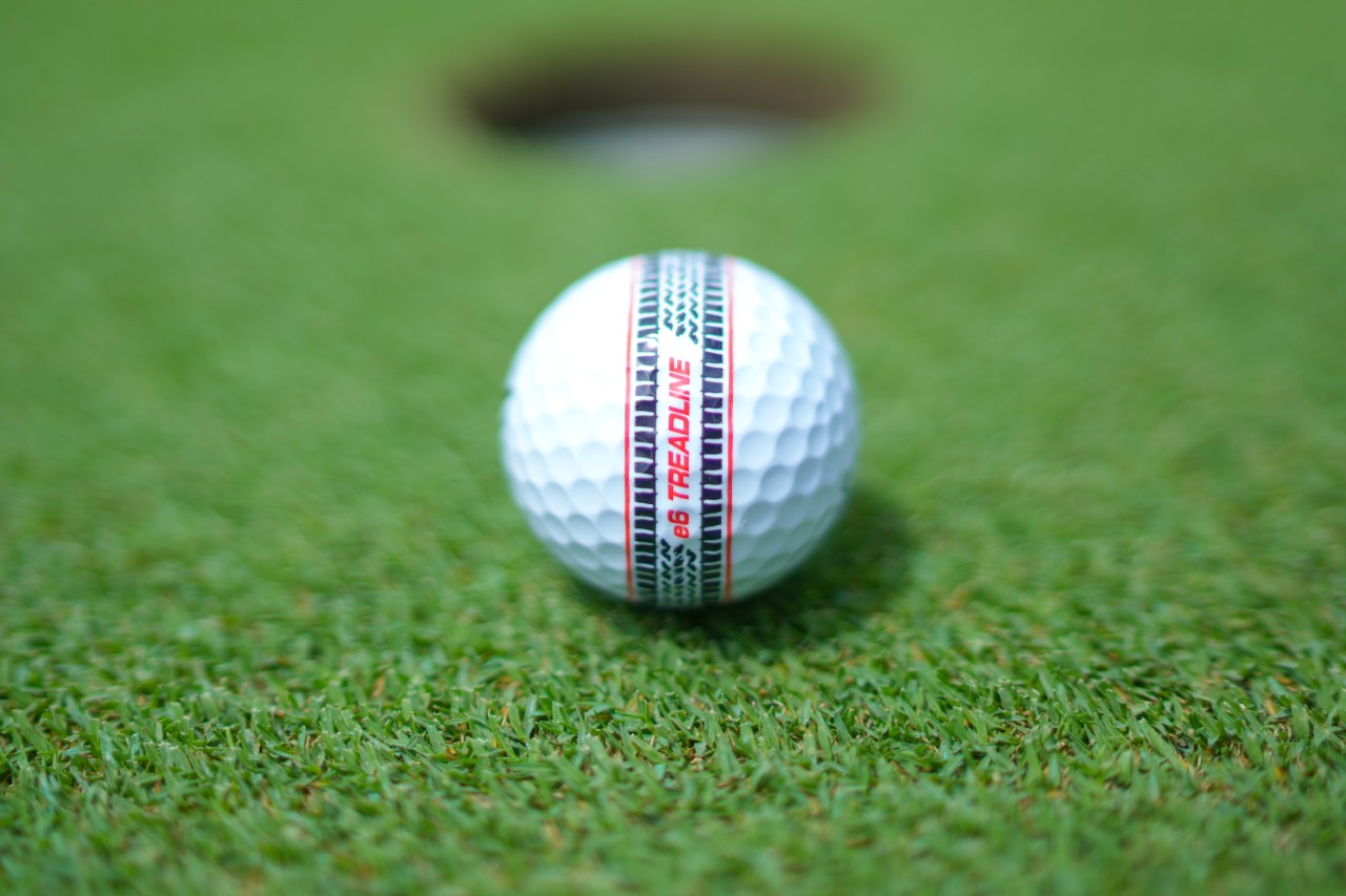 The Bridgestone Golf e6 TreadLine features a new 360 Align Tech visual alignment aid that fully circles the golf ball.